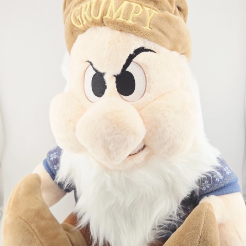 Pluszak Disney Gburek Grumpy 34 cm Królewna Śnieżka w piżamie